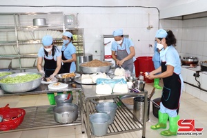 Mai Son district maintains boarding meals at 40 schools