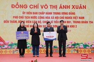 Đồng chí Phó Chủ tịch mương dàm, động viên cán bộ, chiến sĩ nẳng Trung đoàn 754