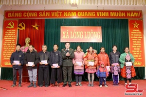  Đồng chí Giám đốc Công an tỉnh pày chôm chiềng dần mương xã Tân Xuân, Lóng Luông