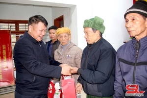 Đồng chí Phó Bí thư Thường trực Tỉnh ủy kiểm tra vịa dệt cánh chôm chiềng nẳng huyện Quỳnh Nhai