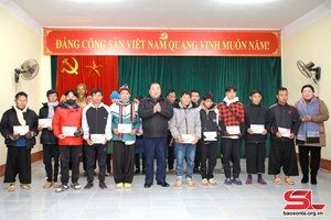 Đồng chí Phó Chủ tịch HĐND pày dàm cánh chôm chiêng nẳng huyện Bắc Yên