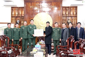 Đồng chí Bí thư Tỉnh ủy mul cxênhz, shuôk Bộ Chỉ huy Quân sự tỉnh thiaz Bộ Chỉ huy Tuz lênhv đriv têz tỉnh