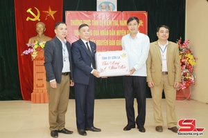 Đồng chí Bí thư Tỉnh ủy Sơn La kiểm tra vịa dệt cắp nhôm xỏng chương nẳng huyện Bắc Yên