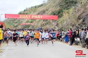Hundreds run to conquer Pom Luong peak