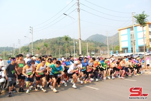 More than 320 athletes join Vietcombank Cup Marathon in Son La province