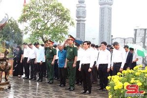 'Officials pay tribute to President Ho Chi Minh