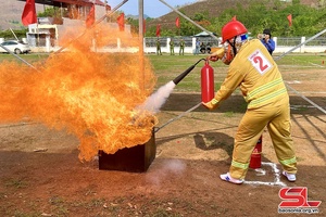 Muong La organises competition on firefighting, rescue skills