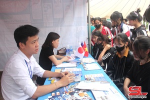 Third job and career counseling fair held in Yen Chau district