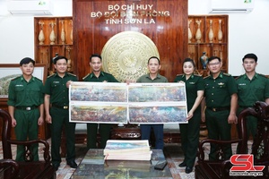 Nhan dan newspaper presents 1,000 copies of Dien Bien Phu Campaign panorama painting to Son La