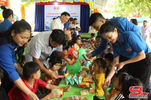 Muong La district holds volunteer programme for children