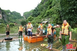Đồng chí Phó Chủ tịch UBND tỉnh kiểm tra nặm nhưng thuổm nẳng bản Phiềng Nghe