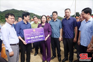 Phó Chủ tịch mương Võ Thị Ánh Xuân kiểm tra vịa kẻ cặm xiệt hại pộ phồn nong nẳng tỉnh Sơn La