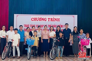 Nhôm xỏng xe quàng cánh thẻ bảo hiểm y tế hảư học sinh hươn dảo pọ lài dạ cha nẳng xã Chiêng Băng