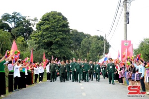 'Cạt kiên quốc phọng đèn mương Việt Nam - Lao tưa thứ xòng: Lễ tỏn mú đại biểu mương CHDCND Lao ma chôm hặp cạt kiên