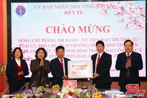 Đồng chí Phó Chủ tịch Thường trực UBND tỉnh chôm chiềng ngành Y tế 