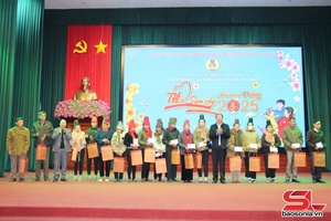 'Tet programme held for trade union members in Thuan Chau district