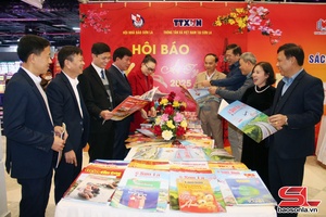 'Book, newspaper exhibition on Party opens in Son La