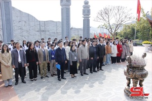 'Students, teachers of Son La High School for the Gifted pay tribute to Uncle Ho