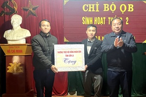 Đồng chí Phó Chủ tịch HĐND tỉnh chôm hặp sinh hoạt nẳng chi bộ bản Ọ B