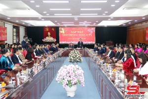 Thường trực Tỉnh ủy tổ chức pọ nả cán bộ, công chức pưng cơ quan chạư chuông, choi vịa hùa mua xuân pì máư