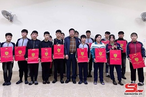 Đồng chí Giám đốc Công an tỉnh Sơn La dàm, nhôm xỏng chương khòng hảư pưng làn nọi pọ dạ cha