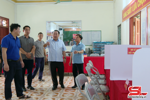 Đồng chí Phó Bí thư Tỉnh ủy, Chủ tịch Ủy ban MTTQ Việt Nam tỉnh Sơn La cxênhz yuôx côngz xưv bầu cử ntơưv iz cxia xã đriv têz