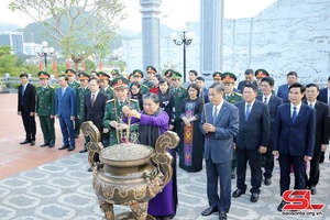 Dâng hương tưởng niệm Chủ tịch Hồ Chí Minh và các Anh hùng liệt sỹ