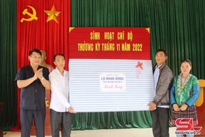 Đồng chí Phó Bí thư Thường trực Tỉnh ủy dự sinh hoạt tại Chi bộ bản Kéo Ca