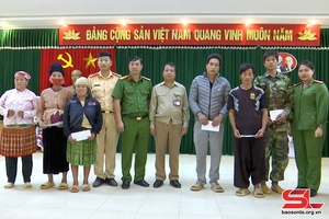 Chương trình áo ấm mùa đông, giúp đỡ các bản, hộ gia đình có hoàn cảnh khó khăn