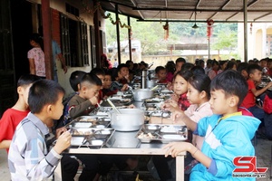 Bữa ăn bán trú, giúp học sinh yên tâm đến trường