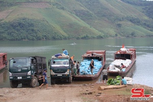 Những bến thuyền ven sông Đà