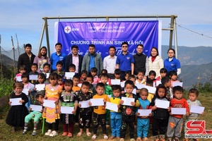Tặng quà cho học sinh xã Chiềng Công