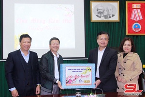 Đoàn công tác của Thành phố thăm, chúc Tết Báo Sơn La