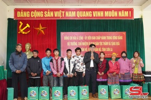 Vân Hồ chăm lo tết cho người nghèo