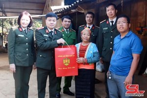 Thăm, tặng quà thân nhân các liệt sỹ