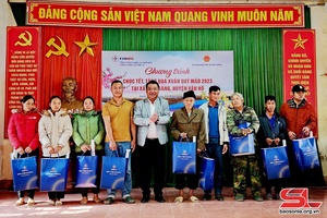 Công ty Điện lực Sơn La thăm, tặng quà xã Suối Bàng