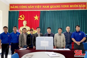 Sở Giao thông vận tải tỉnh Sơn La thăm, chúc tết xã Co Mạ.