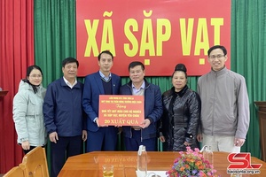 Thăm, tặng quà Tết các hộ nghèo tại xã Sặp Vạt