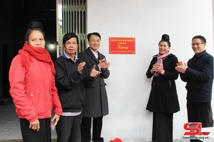 Bàn giao nhà ở cho hộ nghèo