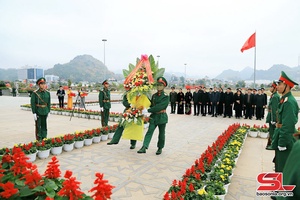 Các đồng chí lãnh đạo tỉnh dâng hương tưởng niệm Vua Lê Thái Tông, Chủ tịch Hồ Chí Minh và các anh hùng liệt sĩ
