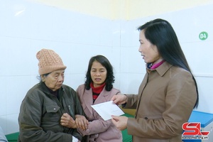 Thăm, tặng quà tại bệnh viện đa khoa huyện Mộc Châu, Phù Yên