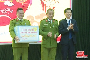 Đồng chí Chủ tịch UBND tỉnh thăm, chúc tết lực lượng Công an đêm giao thừa 