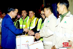 Tặng quà, động viên công nhân môi trường Công ty CP Môi trường & dịch vụ đô thị Sơn La 