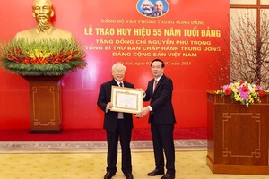 'Tổng Bí thư Nguyễn Phú Trọng nhận Huy hiệu 55 năm tuổi Đảng