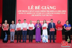 Bế giảng lớp trung cấp lý luận chính trị