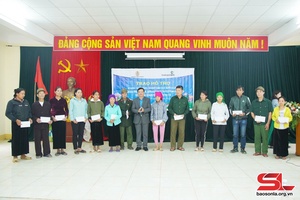 Liên đoàn lao động tỉnh thăm, tặng quà xã Nam Phong
