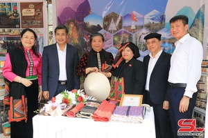 Giới thiệu sản phẩm OCOP và trưng bày ảnh đẹp tại Ngày hội Hoa sơn tra huyện Mường La