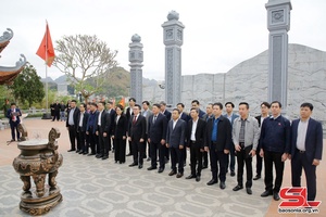 Đoàn công tác Báo Nhân dân dâng hương Đền thờ Bác Hồ và thăm Khu di tích lịch sử Quốc gia đặc biệt Nhà tù Sơn La