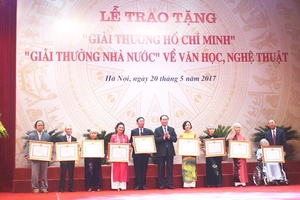 Trao Giải thưởng Hồ Chí Minh, Giải thưởng Nhà nước về VHNT vào dịp 19/5