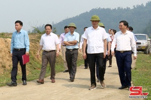 Đồng chí Phó Chủ tịch UBND tỉnh kiểm tra khu TĐC Suối Dinh 1, Suối Dinh 2